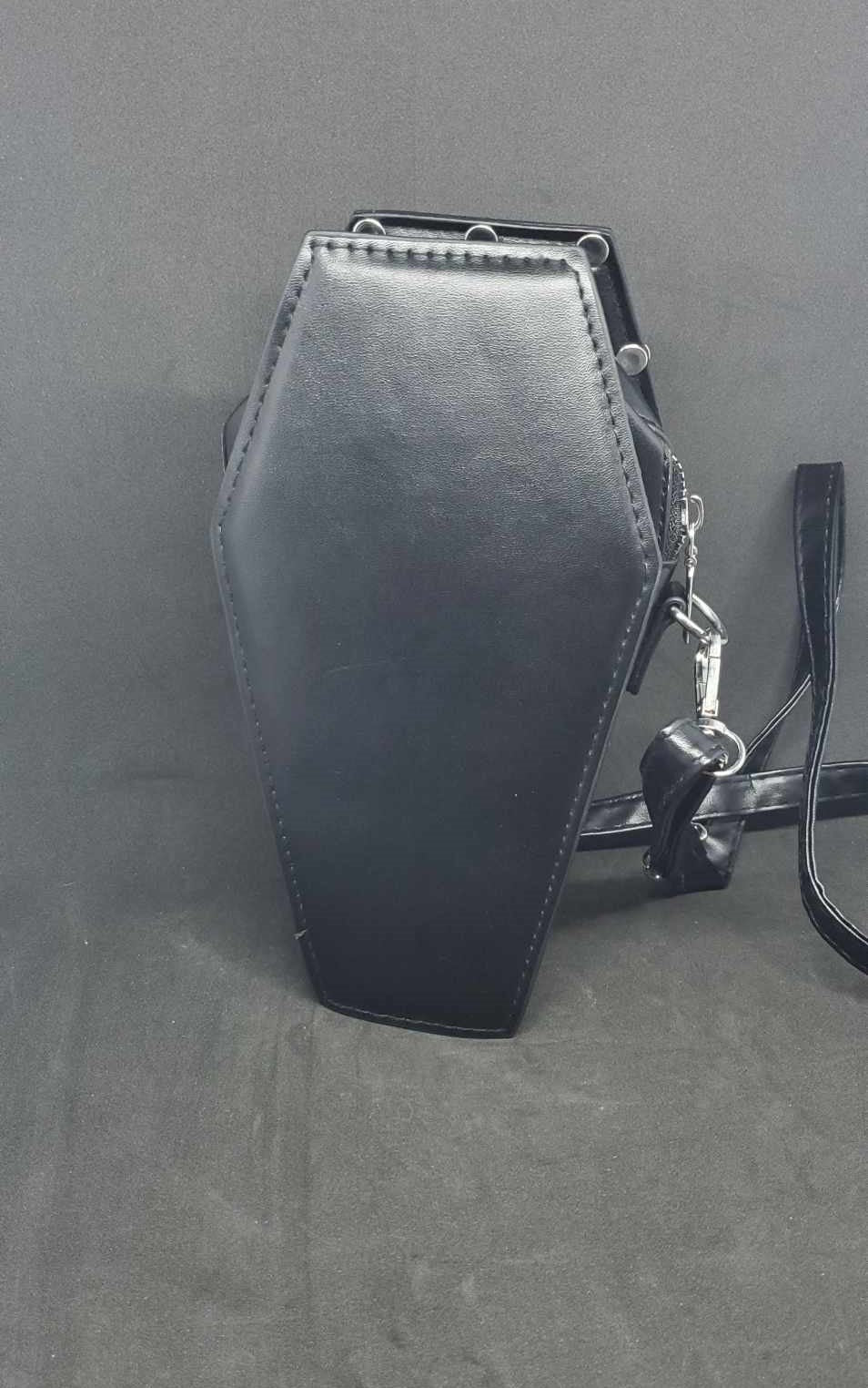 Sac cercueil rose brodée