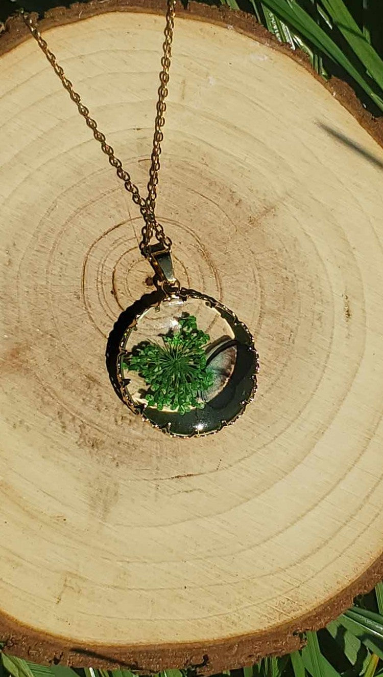 Collier papillon fleur verte