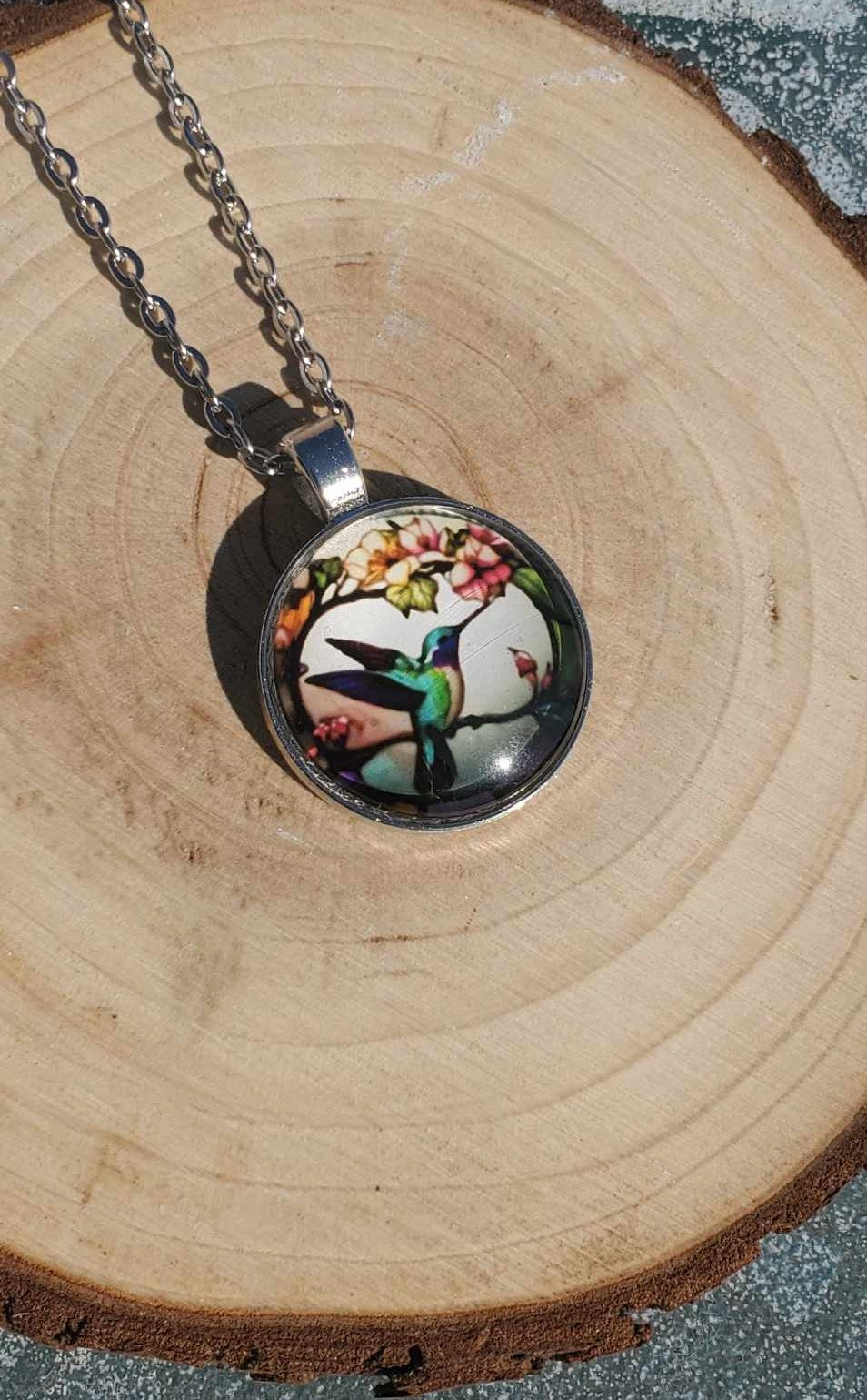 Collier colibri sous verre