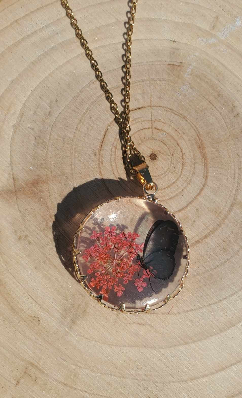 Collier papillon fleur rose
