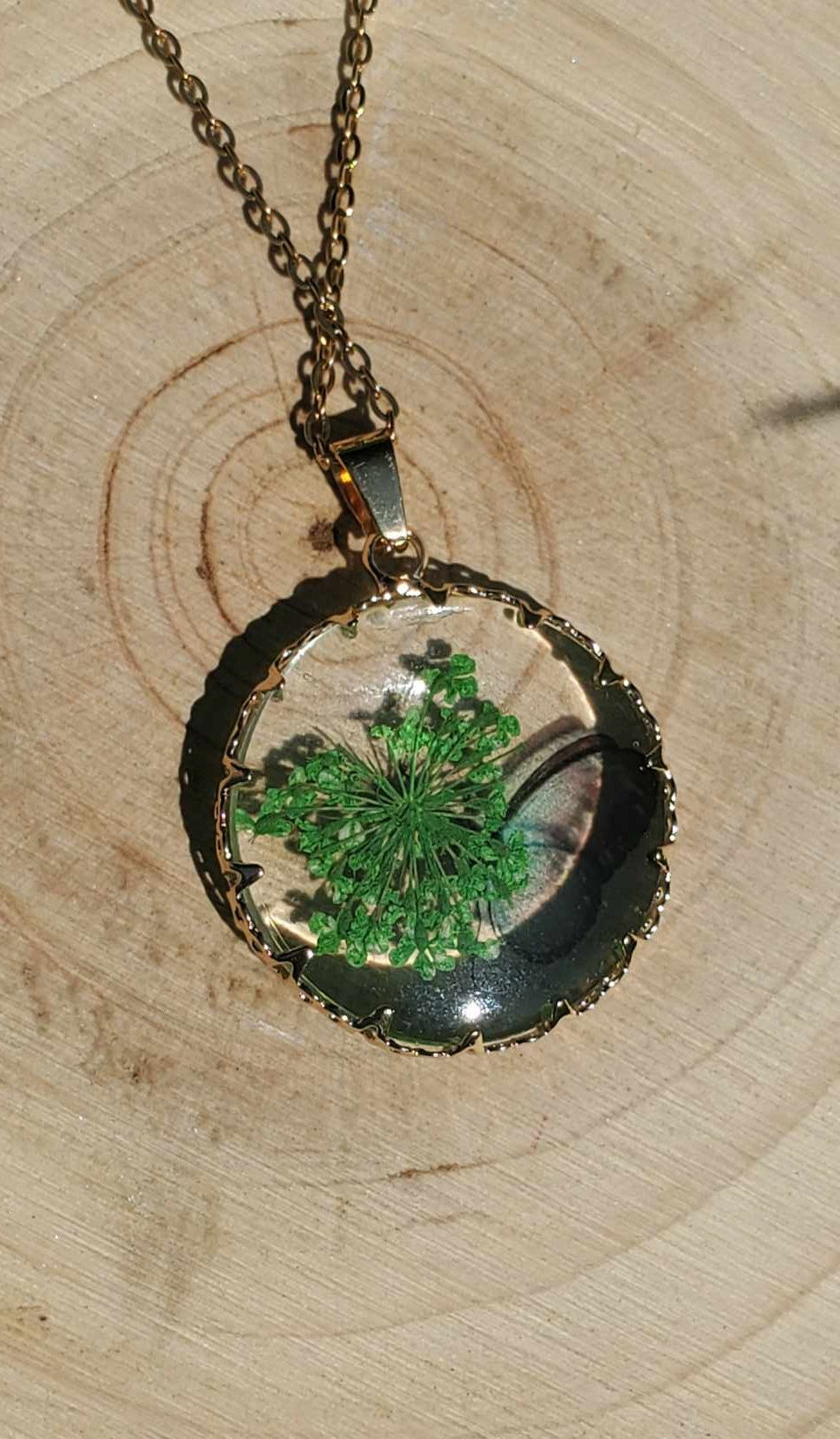 Collier papillon fleur verte