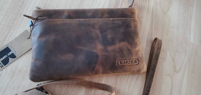 Pochette en cuir de vachette ajustable bandoulière 20620