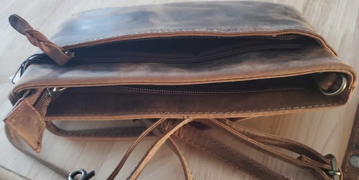 Pochette en cuir de vachette ajustable bandoulière 20620