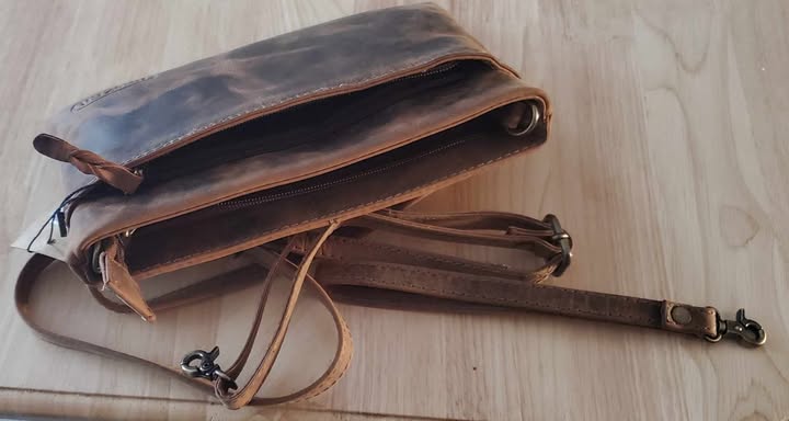 Pochette en cuir de vachette ajustable bandoulière 20620