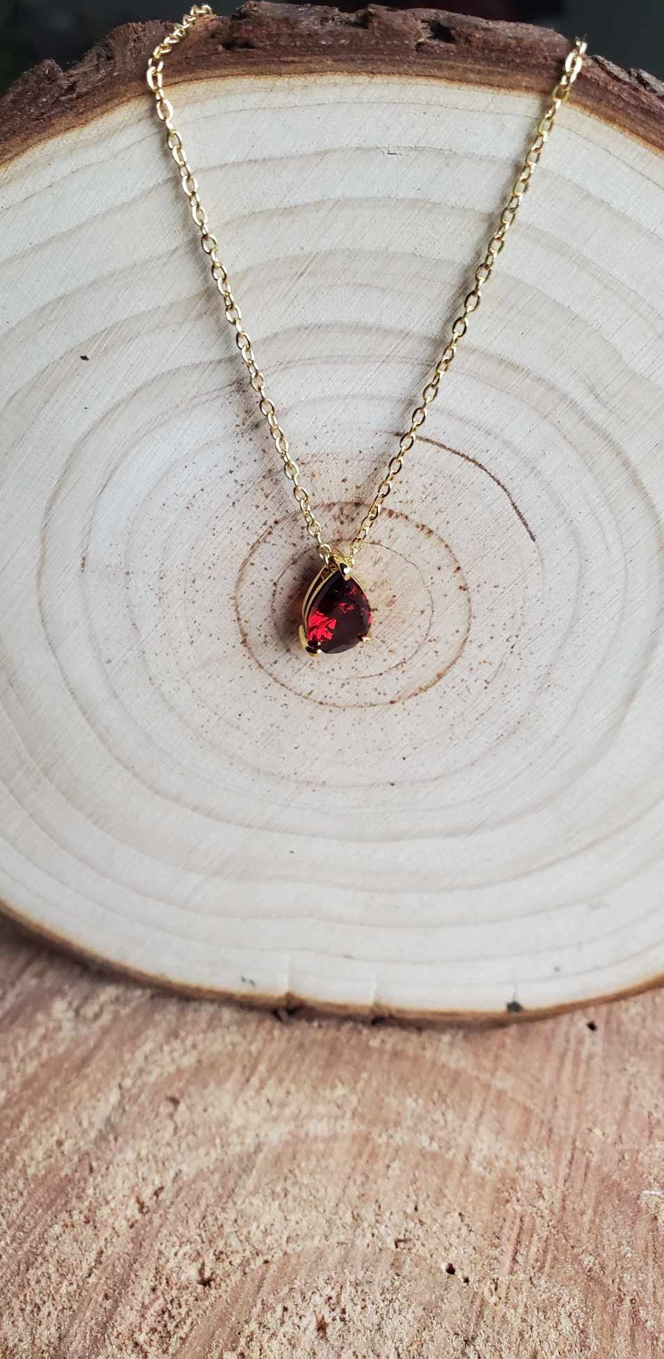 Collier avec une gemme rouge