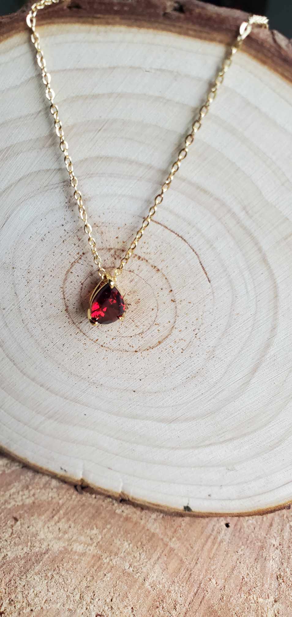 Collier avec une gemme rouge