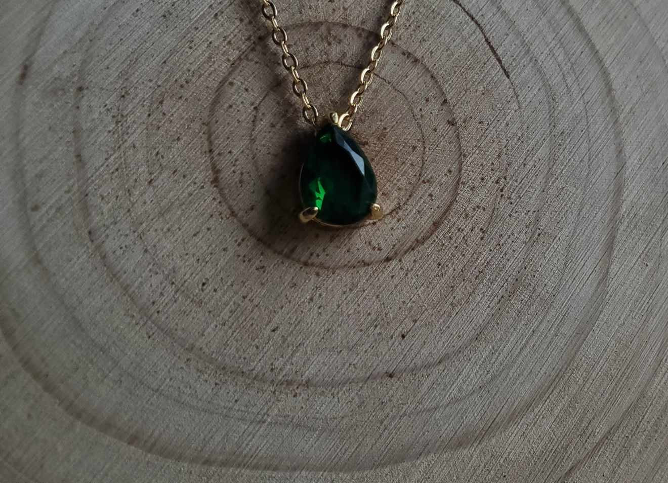 Collier avec gemme verte