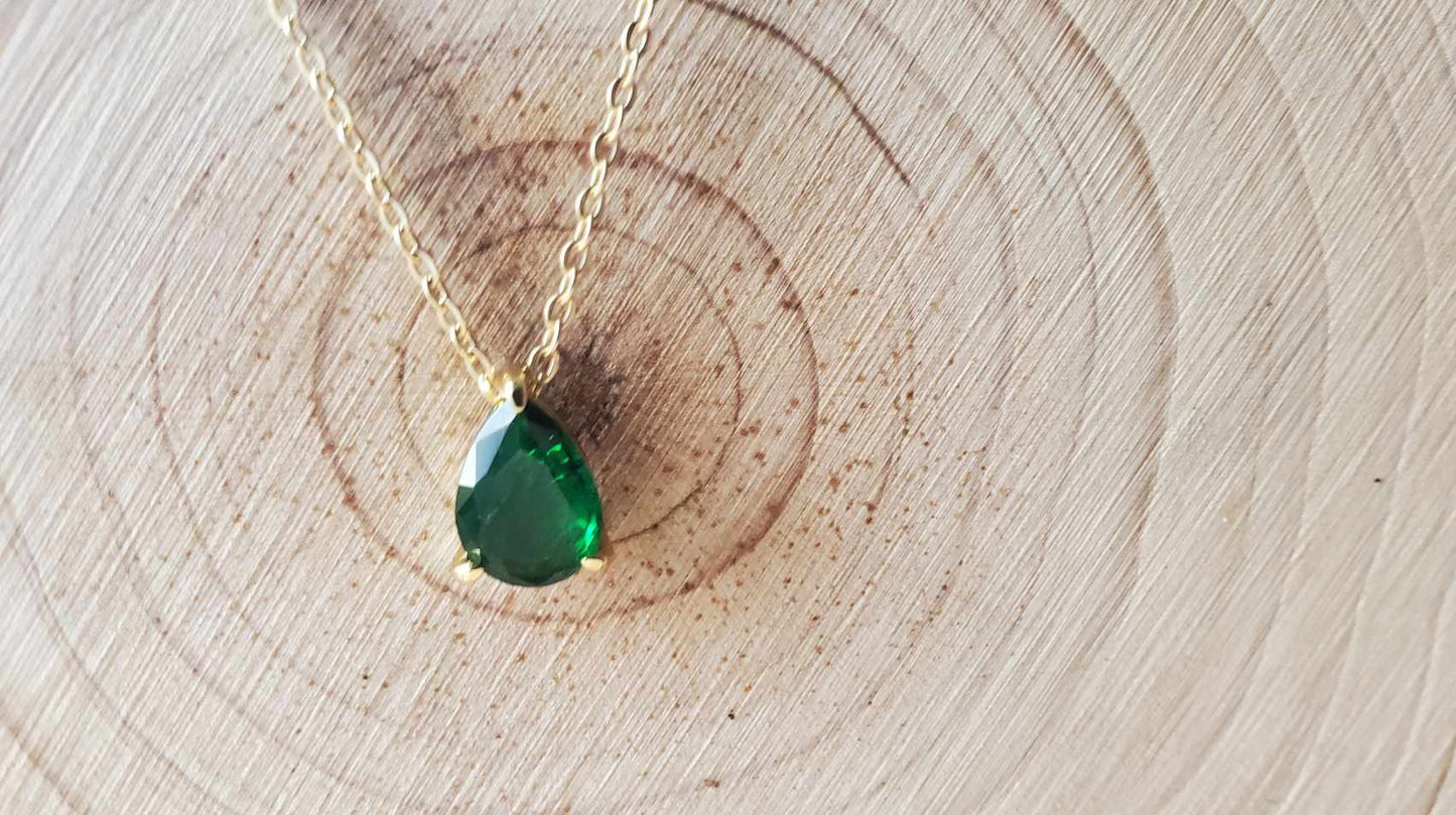 Collier avec gemme verte