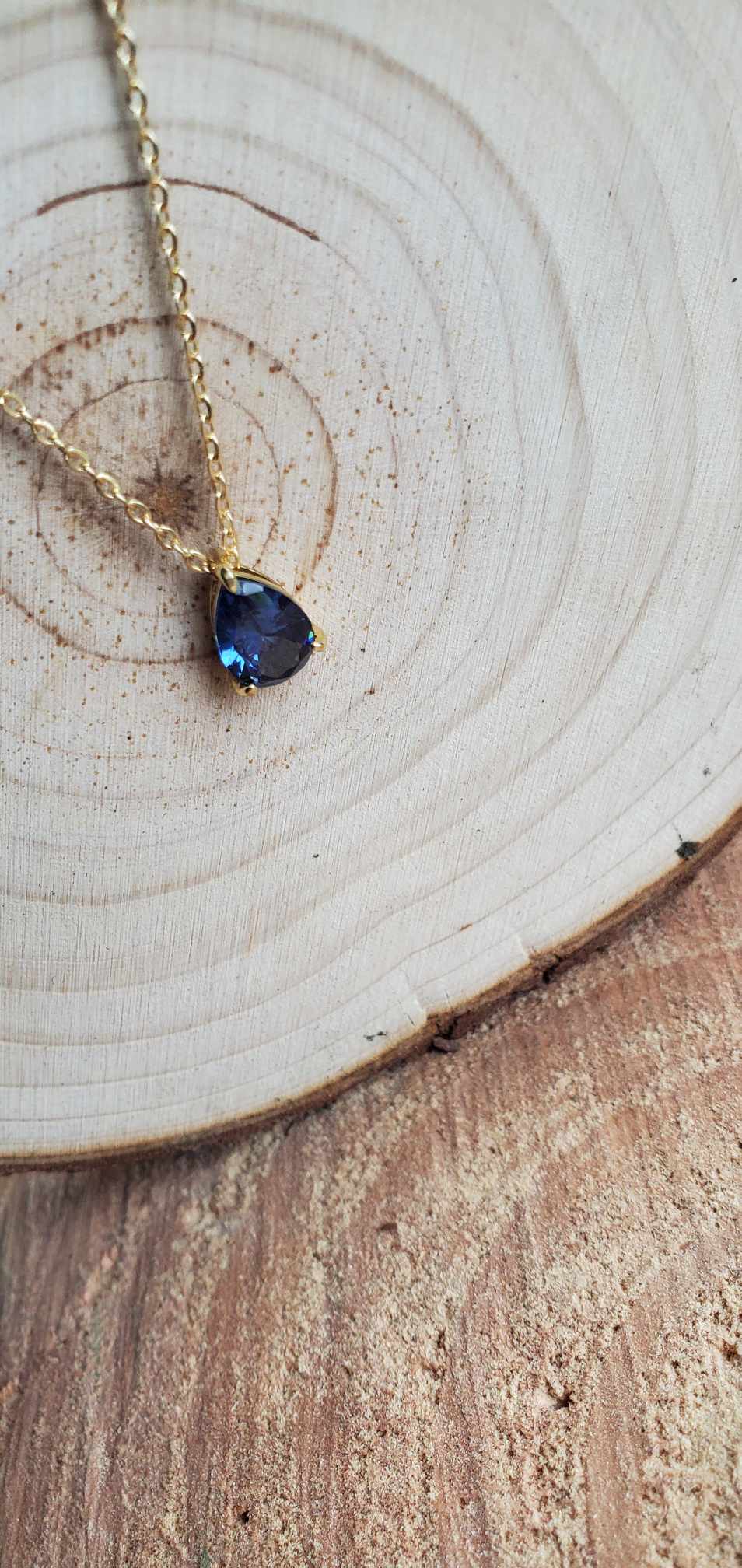 Collier avec gemme bleue