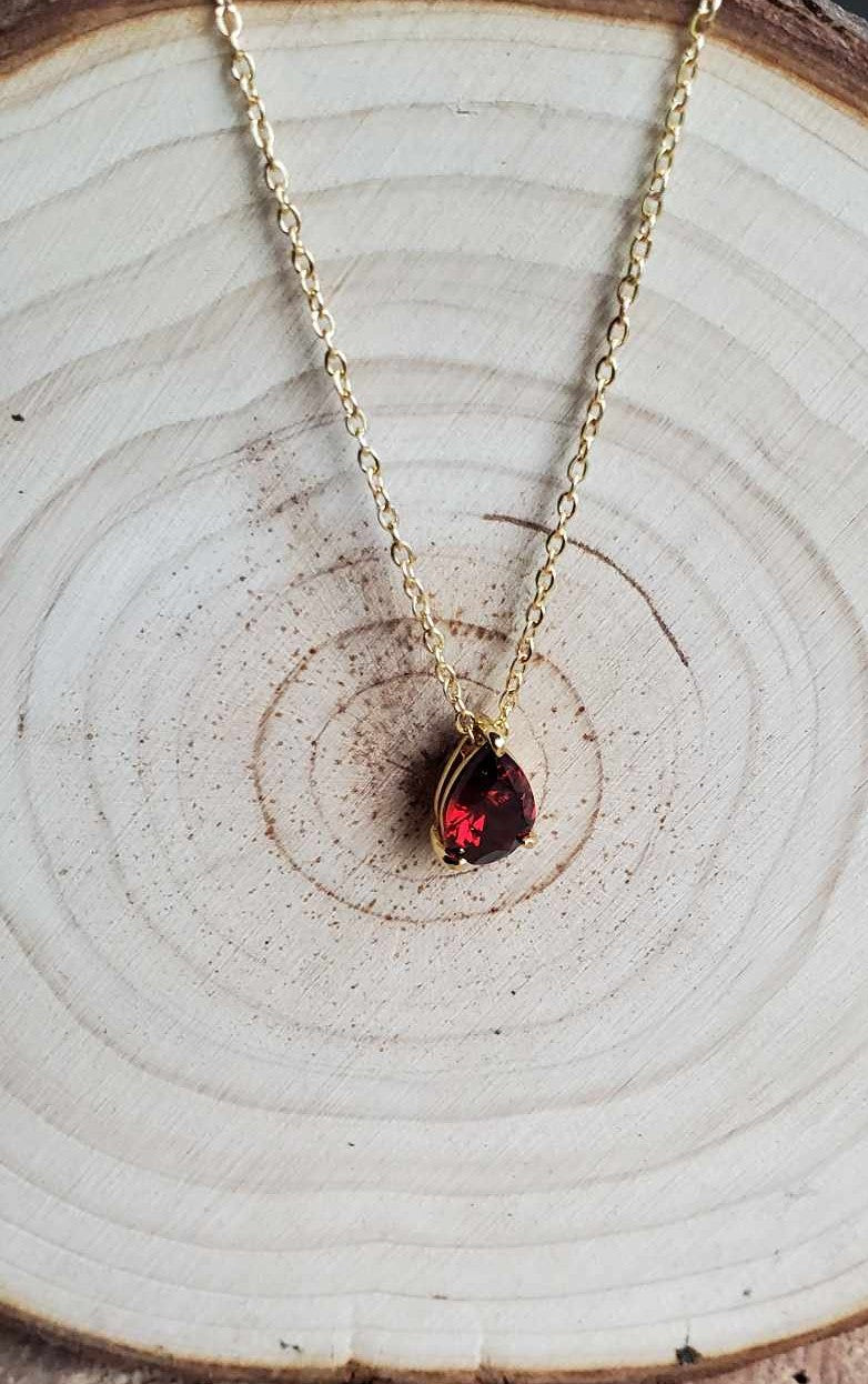 Collier avec une gemme rouge