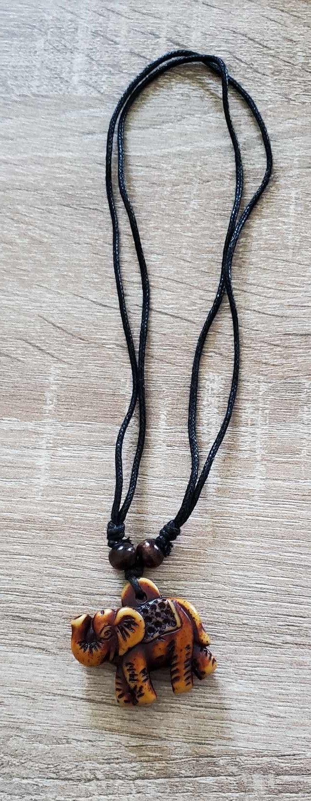 Collier en résine éléphant