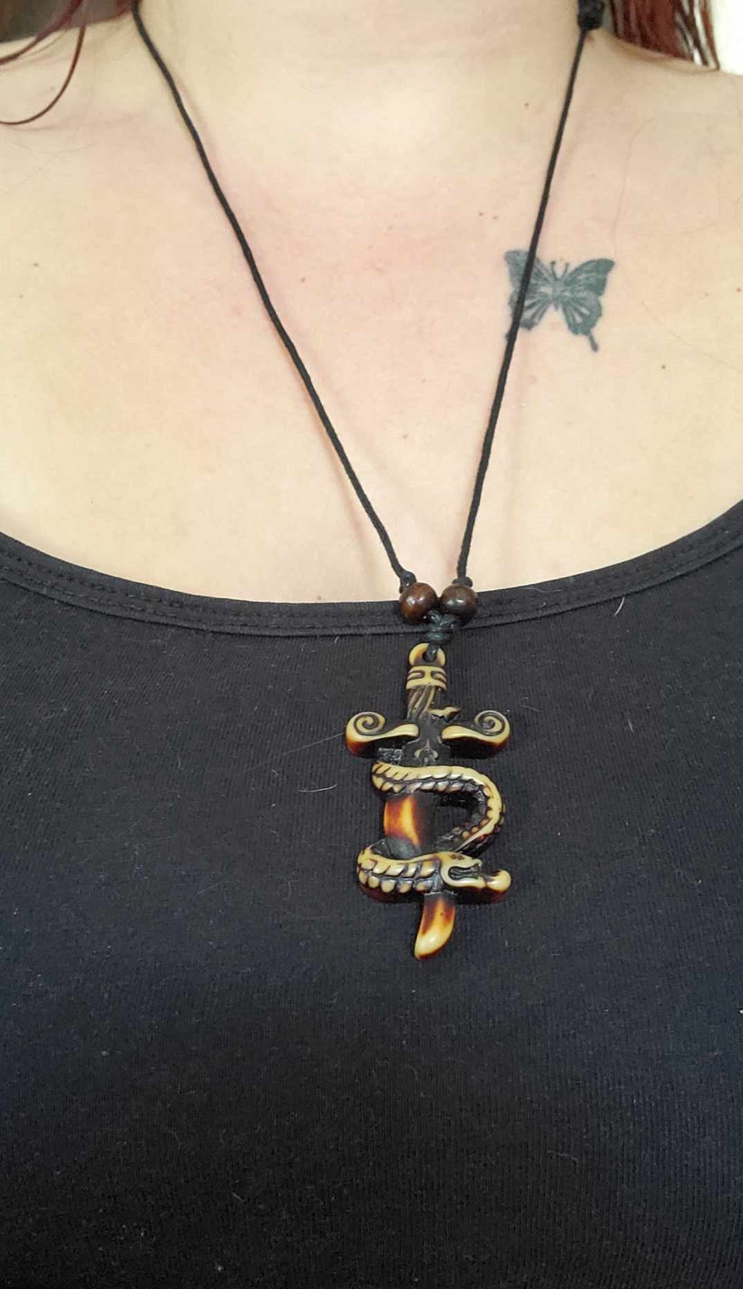 Collier en résine épée serpent