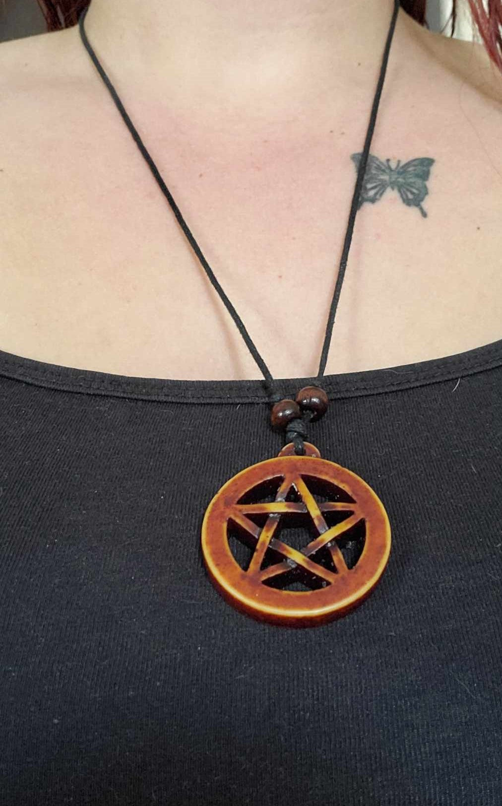 Collier en résine pentagramme