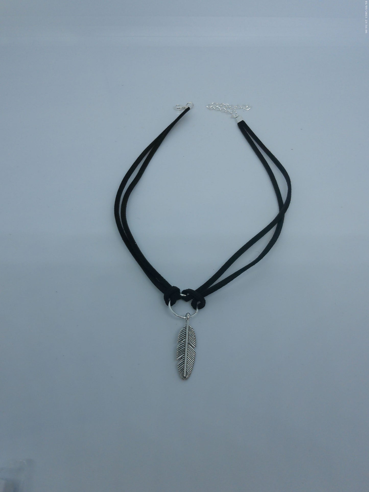 Collier ras de cou plume