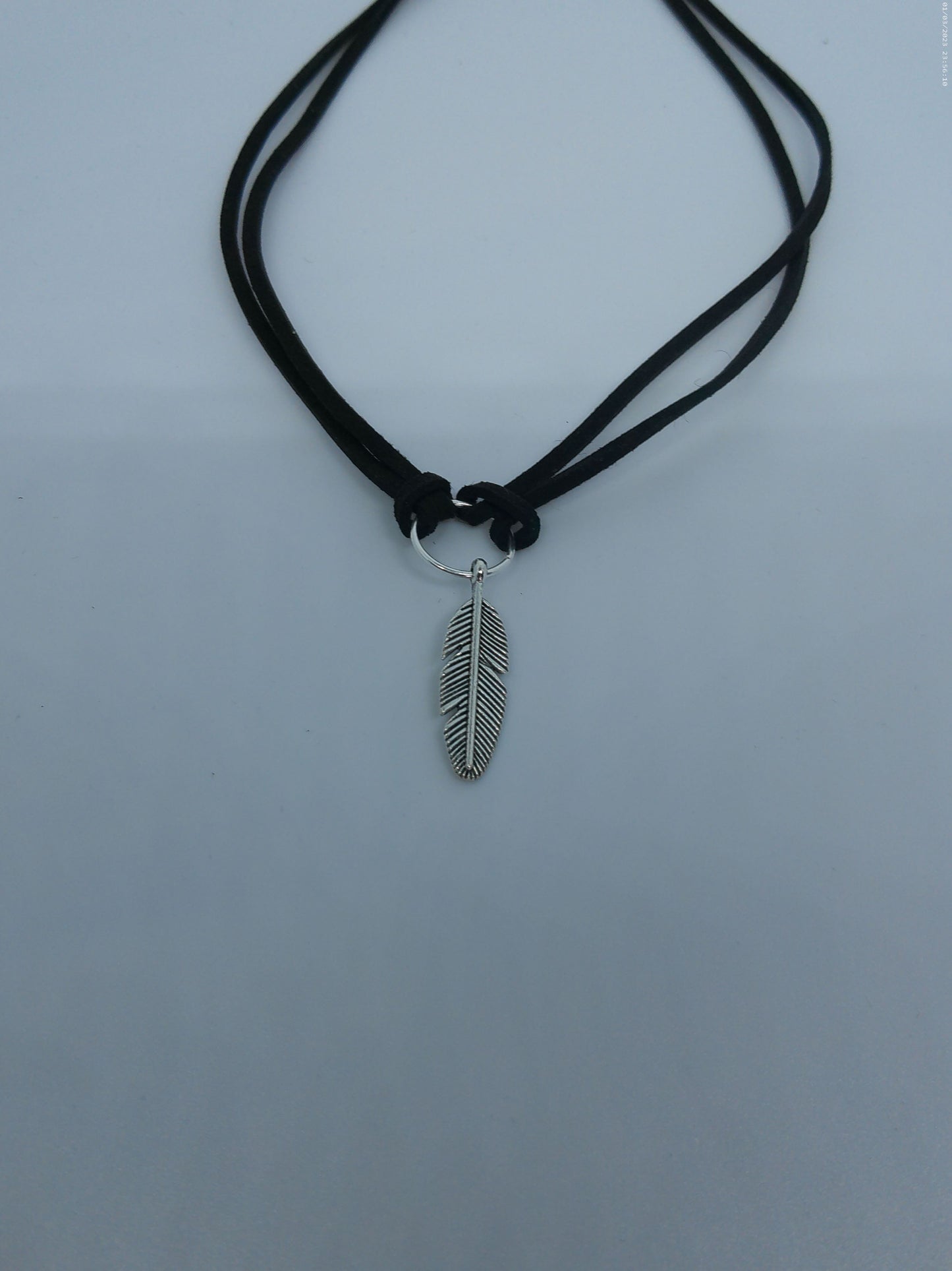 Collier ras de cou plume
