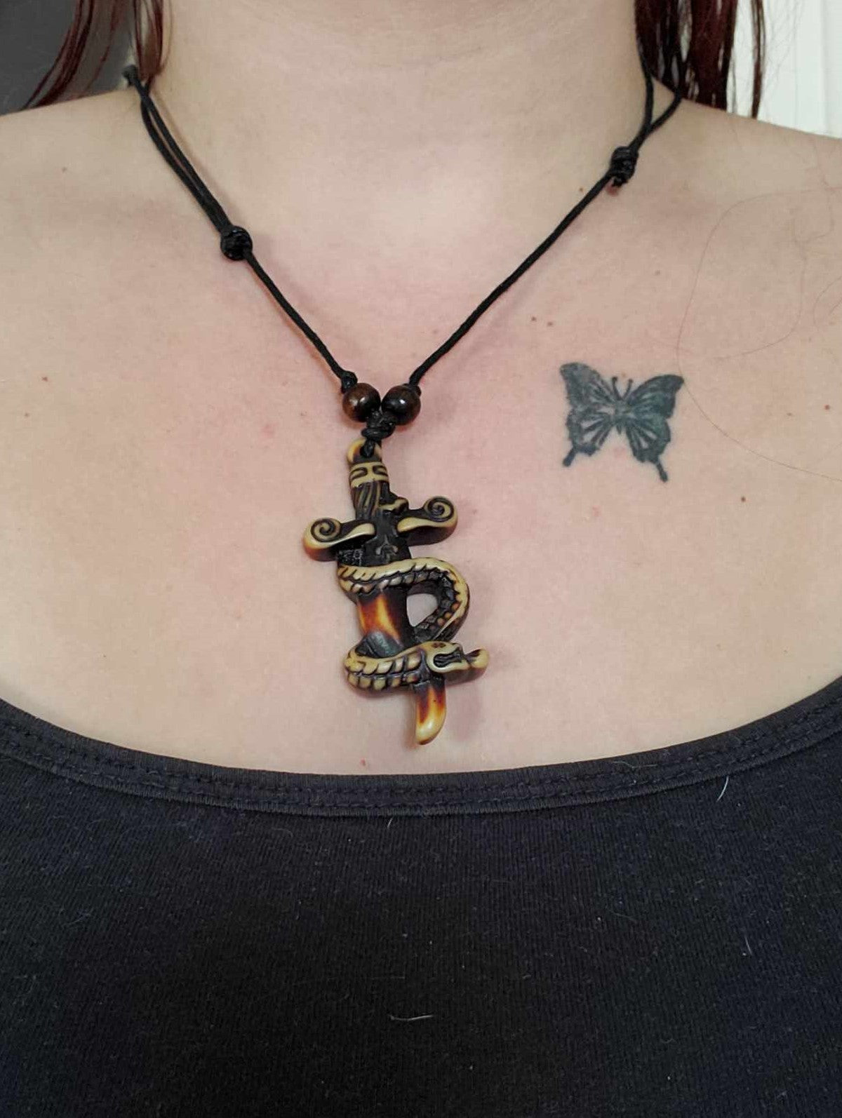 Collier en résine épée serpent