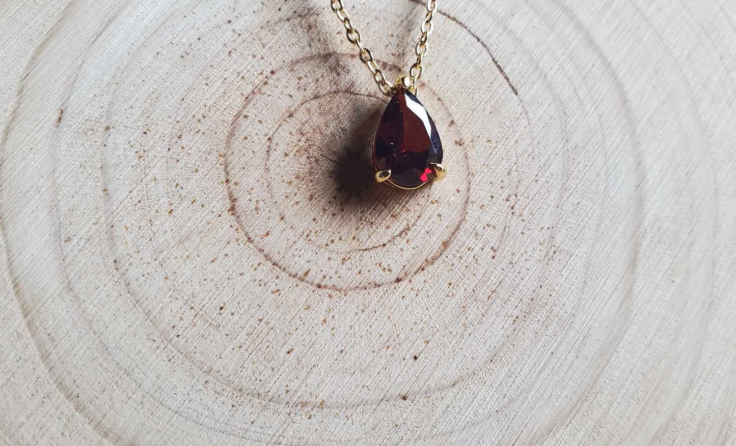 Collier avec une gemme rouge