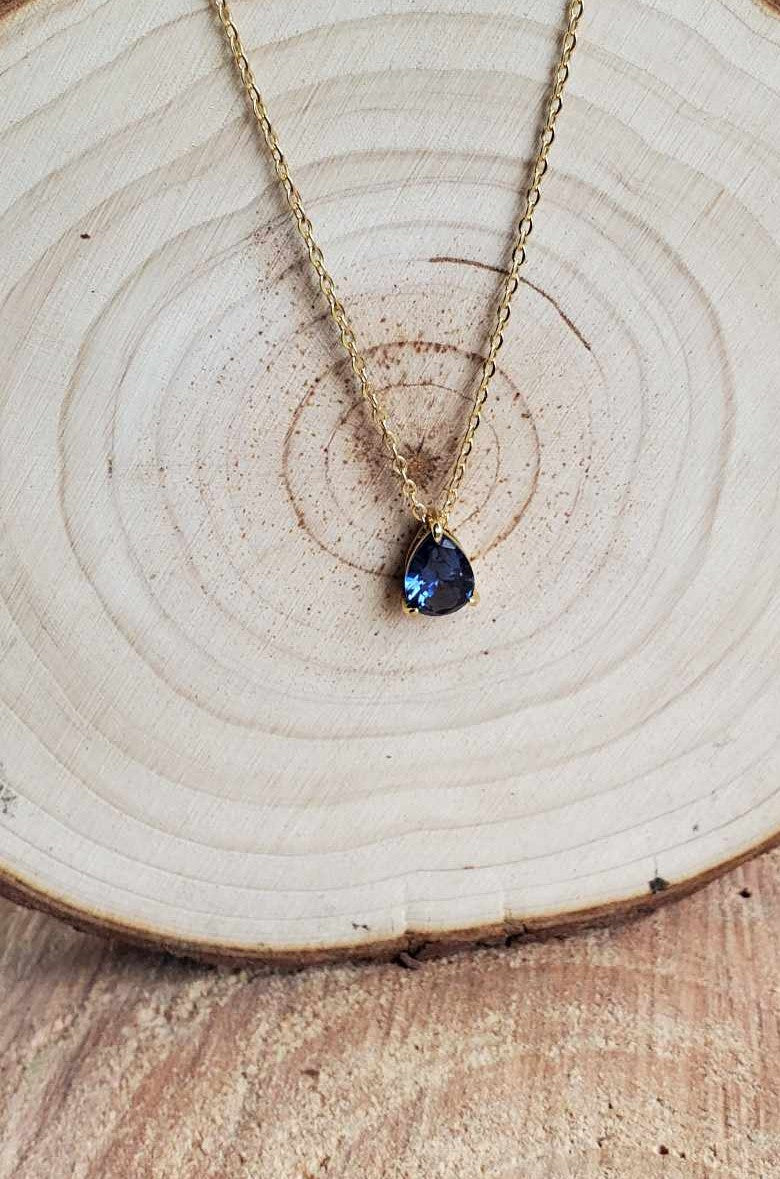 Collier avec gemme bleue