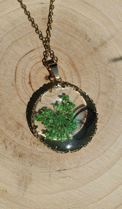 Collier papillon fleur verte