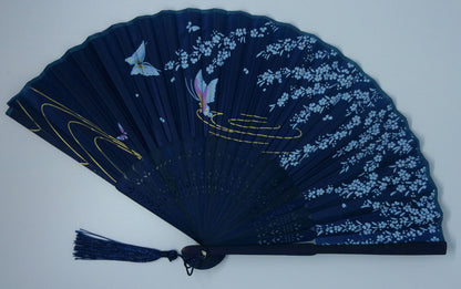 Eventail bleu indigo, motifs fleuris et papillons