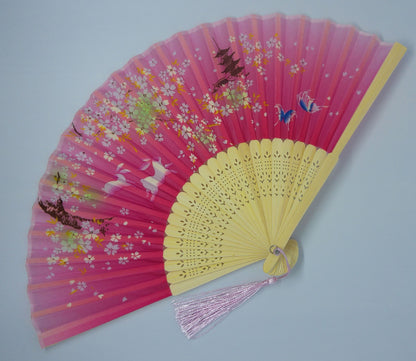 Eventail rose fleuri avec lapins et papillons
