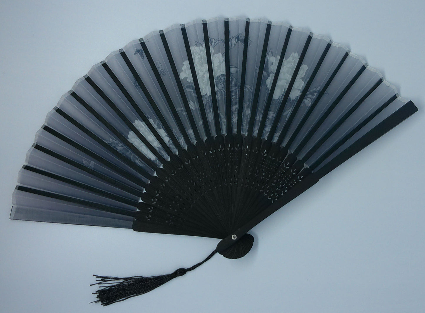 Eventail noir et blanc motifs fleuris
