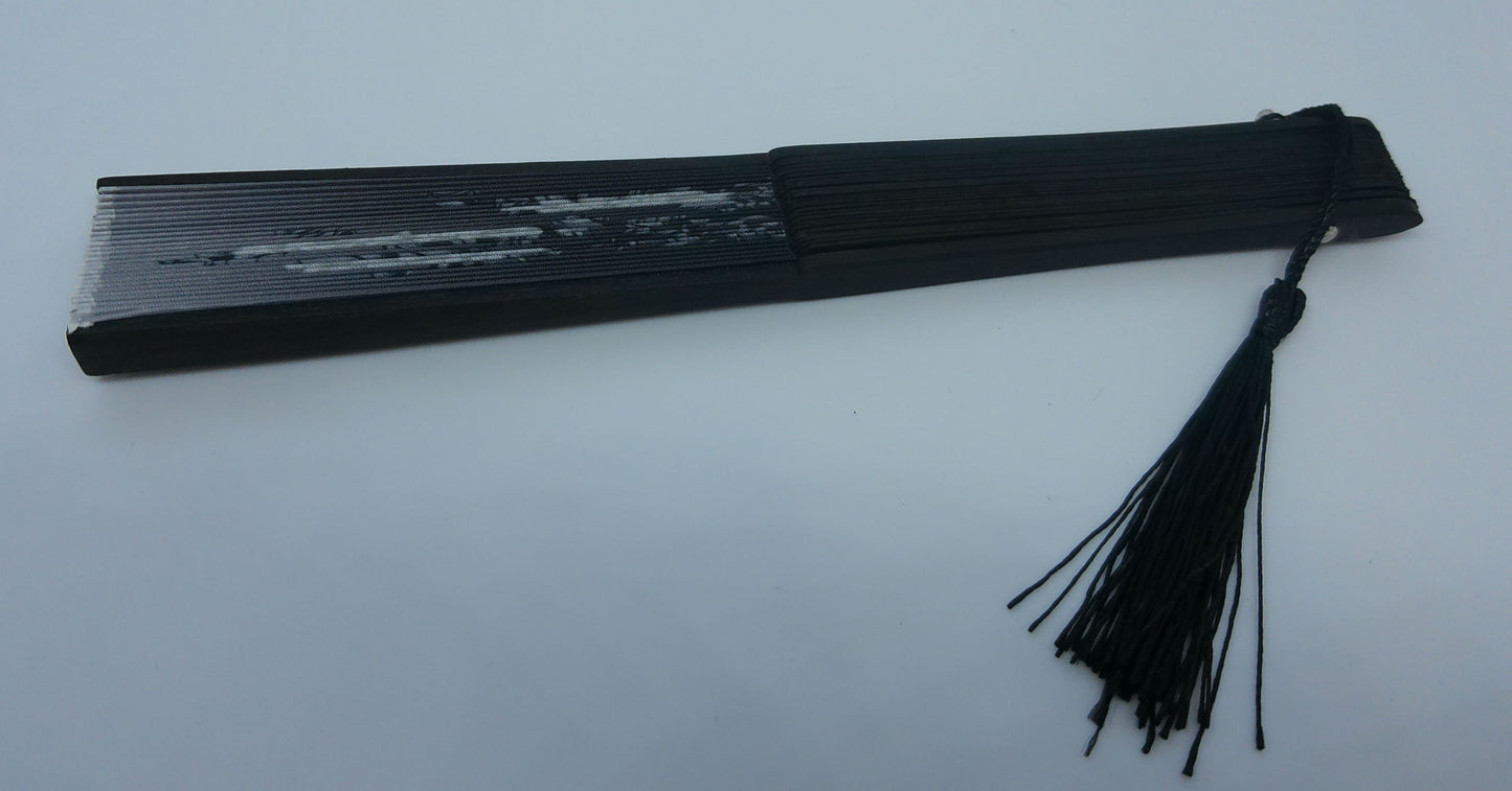 Eventail noir et blanc motifs fleuris