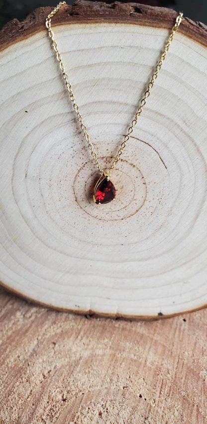 Collier avec une gemme rouge
