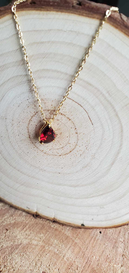 Collier avec une gemme rouge
