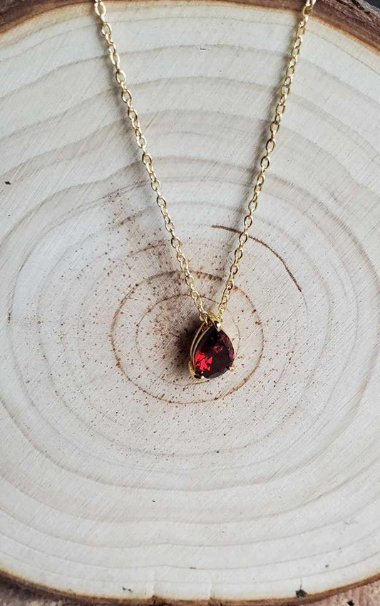 Collier avec une gemme rouge