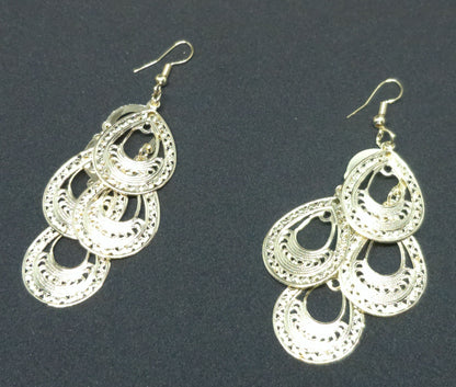 Longues boucles d'oreilles