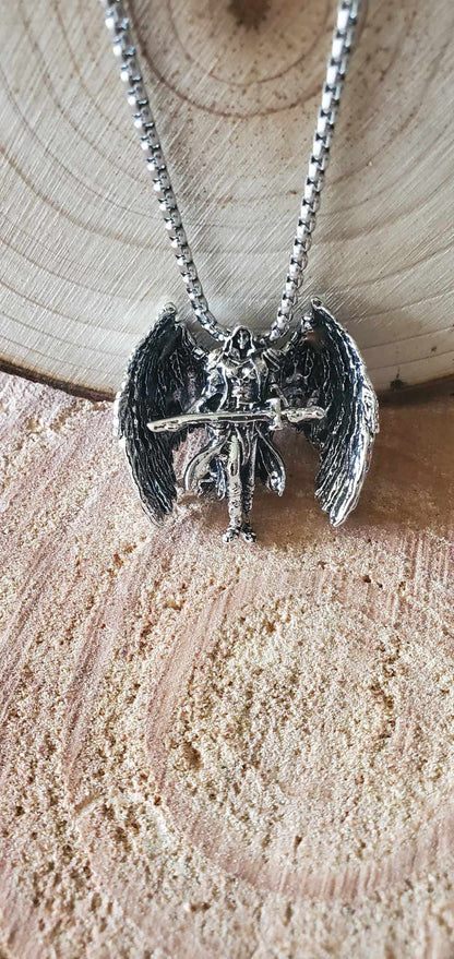 Collier chevalier ange de la mort