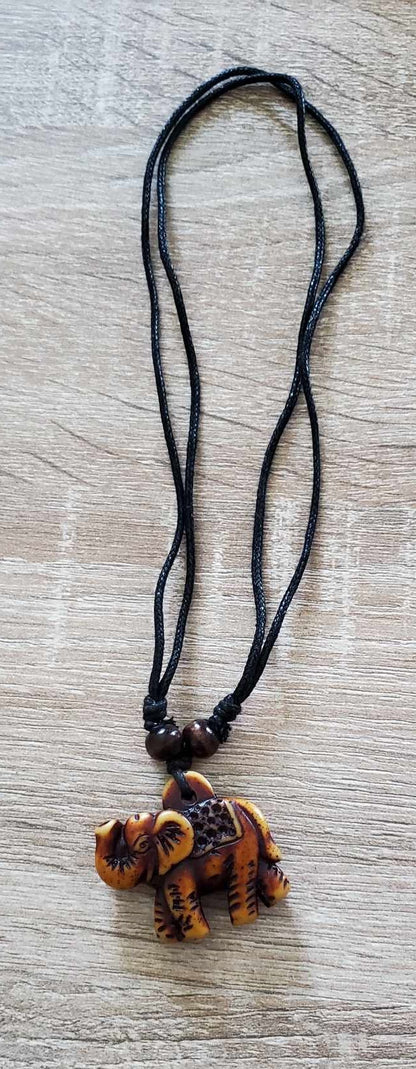 Collier en résine éléphant