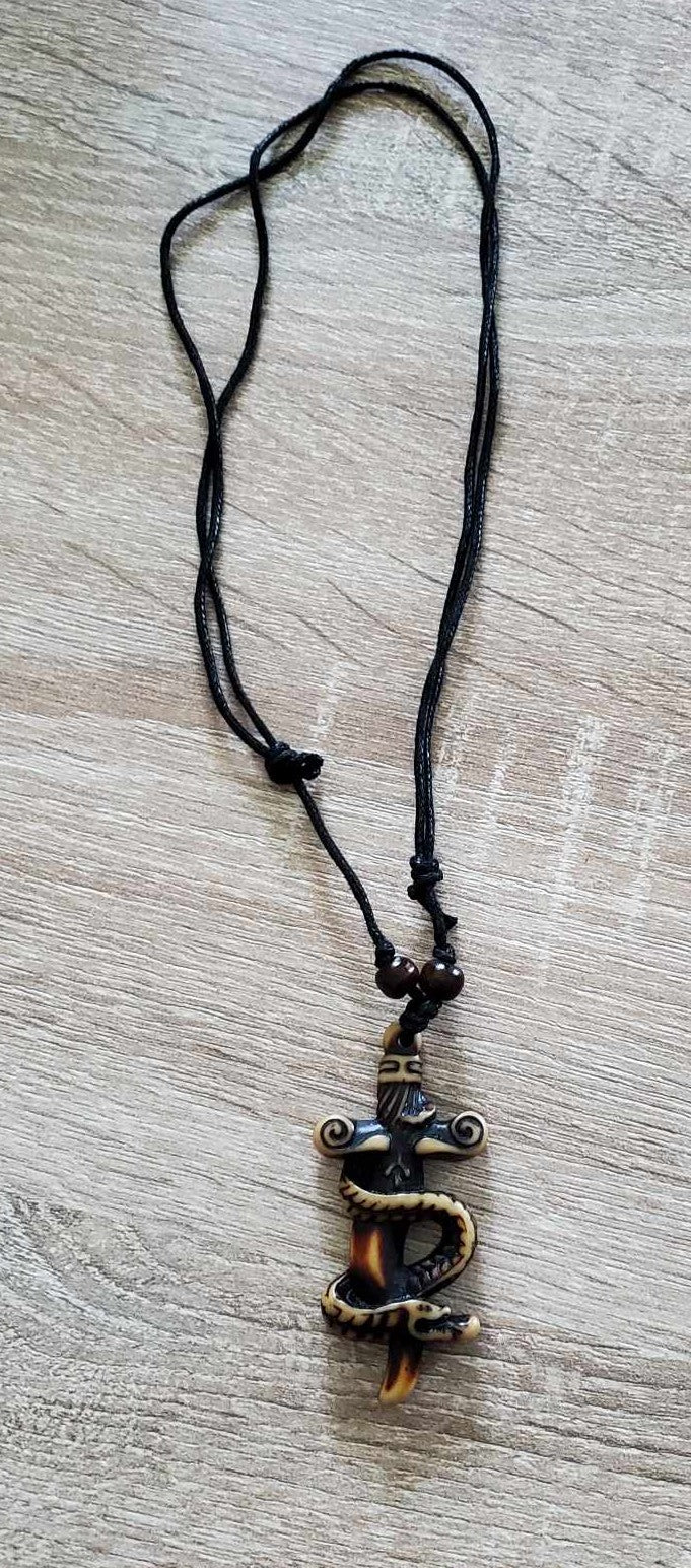 Collier en résine épée serpent
