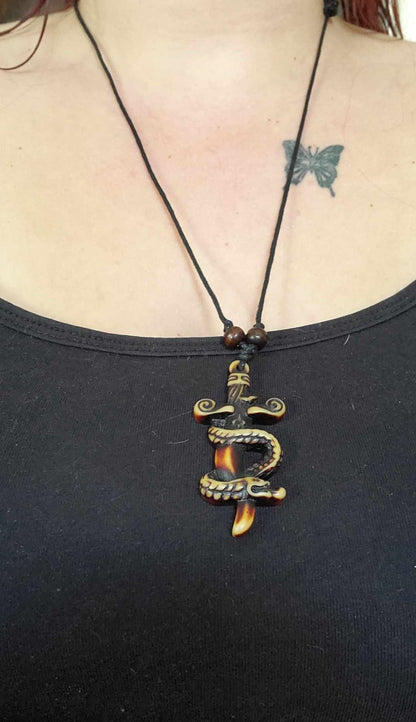 Collier en résine épée serpent