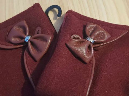 Paire de gants en daim rouge bordeaux