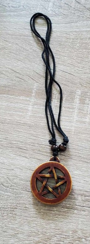 Collier en résine pentagramme