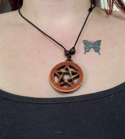 Collier en résine pentagramme