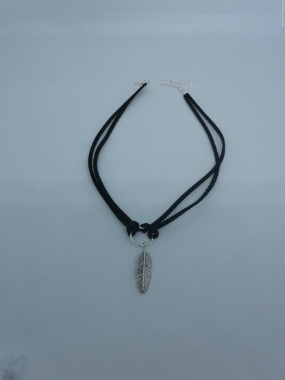 Collier ras de cou plume