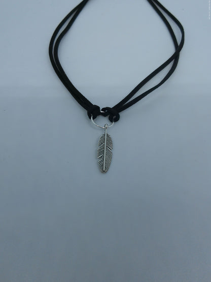 Collier ras de cou plume