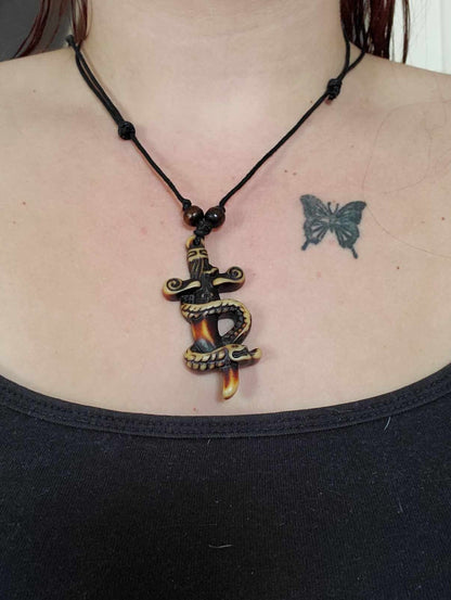 Collier en résine épée serpent