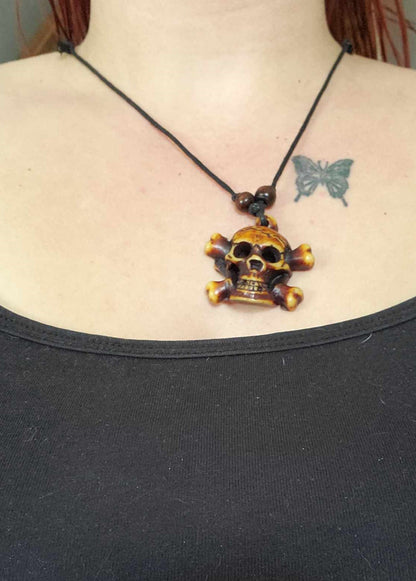 Collier en résine tête de mort pirate