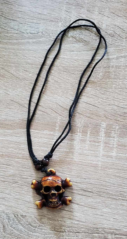 Collier en résine tête de mort pirate