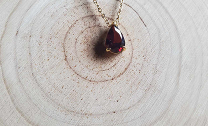 Collier avec une gemme rouge